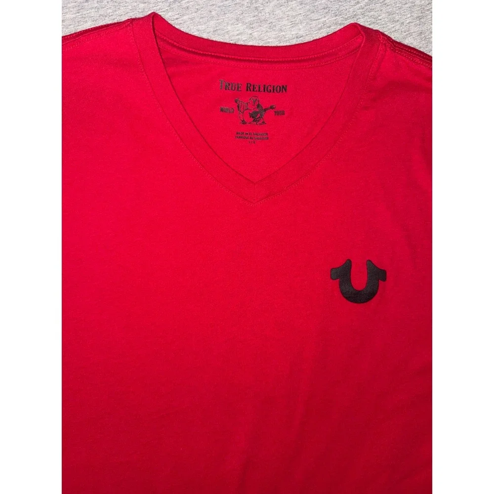 True Religion Men V-Neck T-Shirt Size L Red Horseshoe Logo Streetwear Minimalist